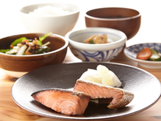 以无印良品的“素食”为概念的店。料理学习日本各地的传统料理,作为“一汁三菜”提供。
甜点、饮料也备有。

平均预算标准:1000日元~

・有酒精菜单
・有外带或土特产
・有儿童用的椅子